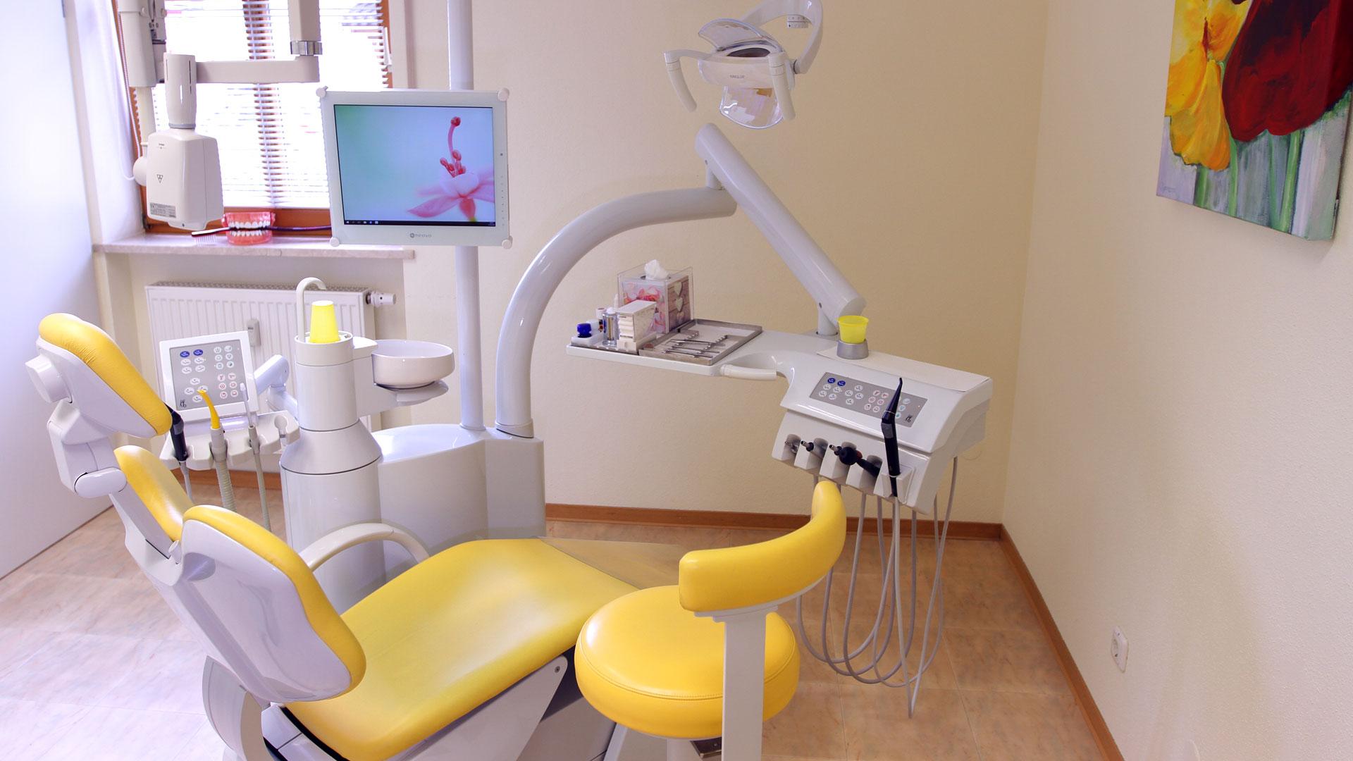 Zahnarztpraxis Sylvia Pahl Behandlungsstuhl Gelb
