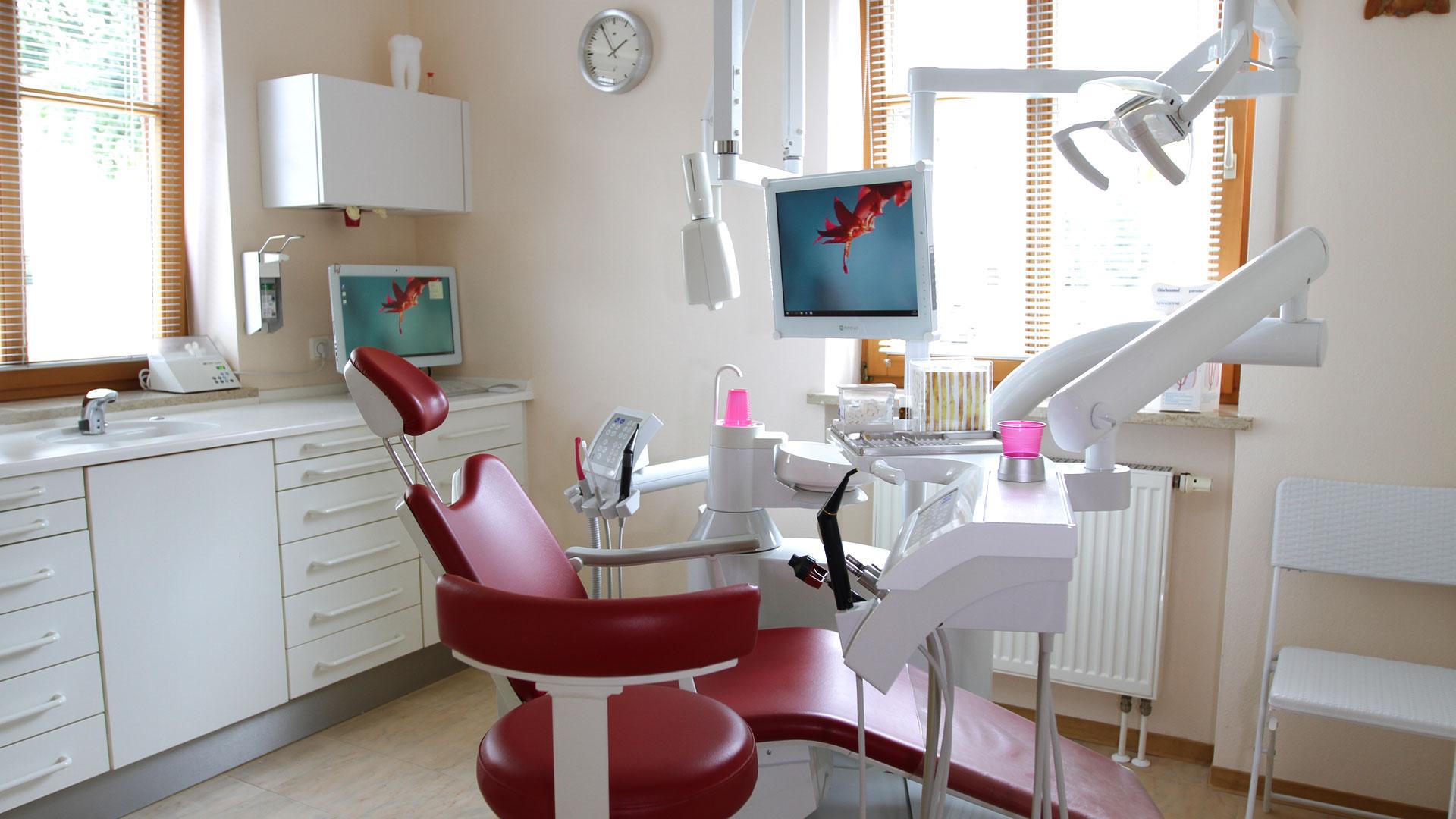 Zahnarztpraxis Sylvia Pahl Behandlungsstuhl Rot